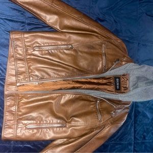 Brand New Men’s GUESS Brown Faux-leather jacket with detachable hood. Size small